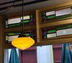 Een detail van het glas in lood boven de ramen nu met lamp.
              <br/>
              Richard Keijzer, 2014-12-09